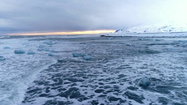 风景优美的冰海海景，黑海滩，冰岛视频素材