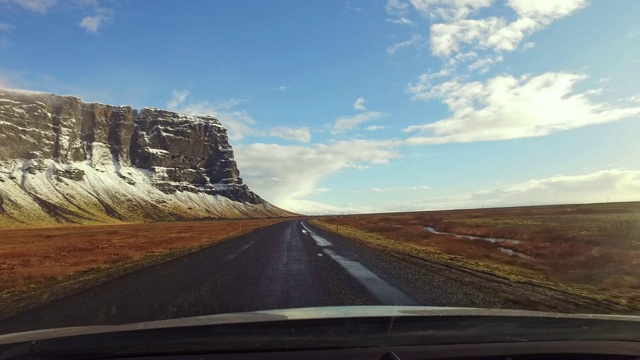 从汽车的角度行驶在遥远的风景，冰岛视频素材