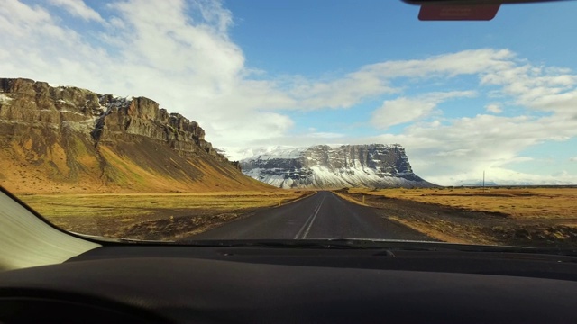 以汽车的视角行驶在穿越冰岛偏远山区的道路上视频素材