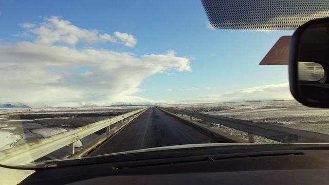 MS车的观点开车沿着遥远的，阳光明媚的风景，冰岛视频素材