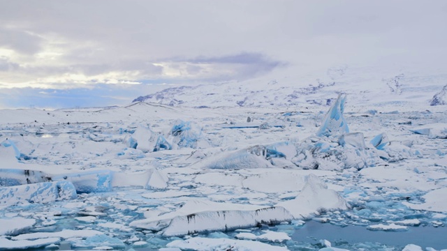 风景冰山漂浮在海洋上，冰岛视频素材