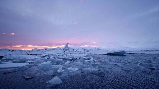 冰岛Jokulsarlon礁湖，冰山漂浮在海洋上，宁静的景象视频素材