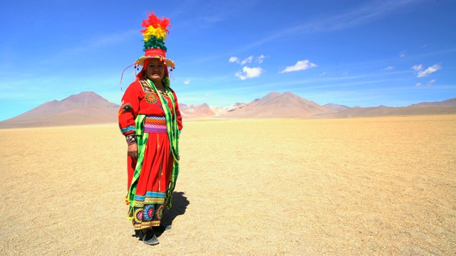 萨尔瓦多·达利沙漠的拉丁美洲土著妇女视频下载
