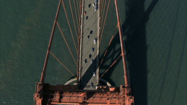 鸟瞰图飞越金门大桥视频素材