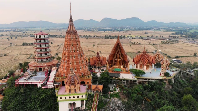 鸟瞰图Wat Tham Sua，老虎洞与干旱稻田在早上在泰国北碧府视频素材