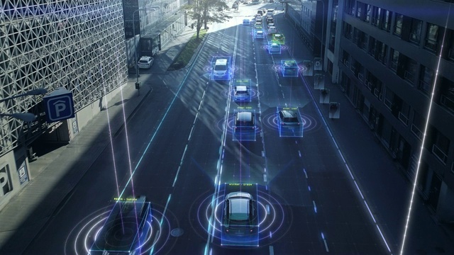 無人機拍攝:在城市中移動的自動駕駛汽車。概念:人工智能掃描周圍環境，檢測汽車，行人，避免交通堵塞和安全駕駛。視頻素材