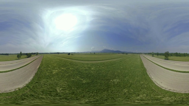 空中VR 360:阳光下的草地视频下载