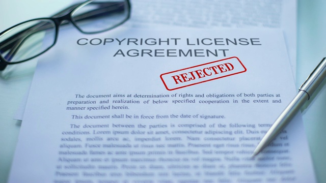 版权许可协议被拒绝，官员在文件上亲手盖章视频下载