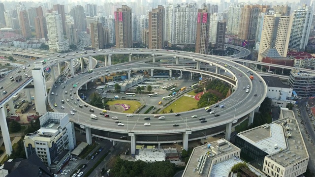 上海南浦大桥空中俯瞰中国高架环线与移动的交通视频下载