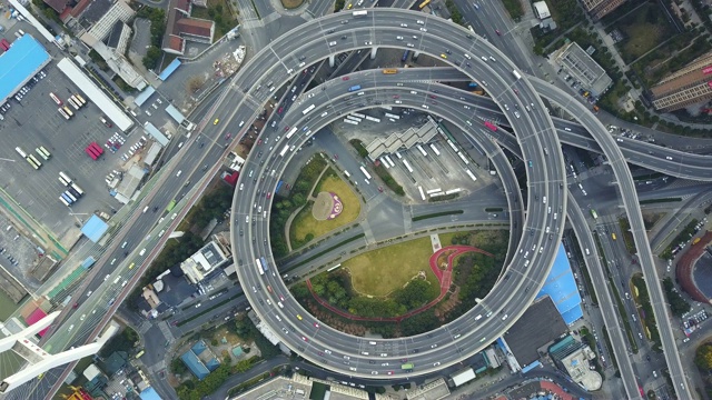 中国上海南浦大桥南浦大桥斜拉桥航拍画面:在4K坡道上高架环线上通过的交通视频下载