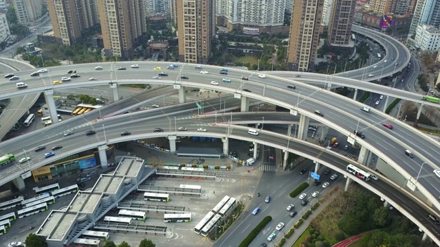 上海南浦大桥空中俯瞰中国高架环线与移动交通-慢镜头向前移动Dolly 4K视频下载