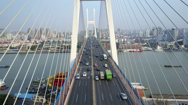 中国上海南浦大桥上的交通。视频下载