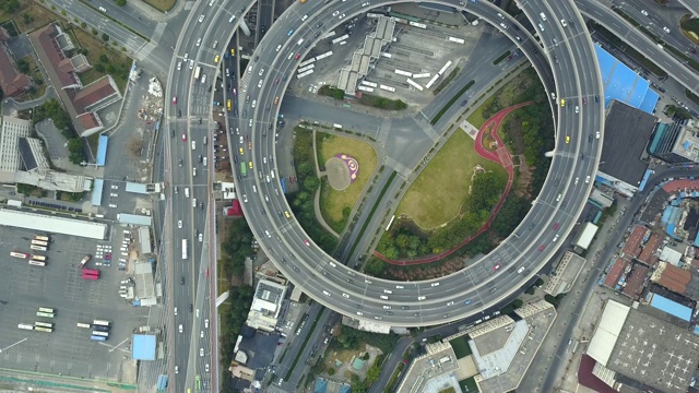 中国上海南浦大桥匝道上高架环线上过往交通的上升镜头-加速镜头视频素材