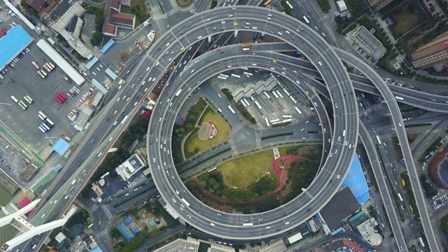 中国上海南浦大桥南浦大桥斜拉桥航拍画面:下匝道高架环线上通过交通的上下速度加快40倍视频素材