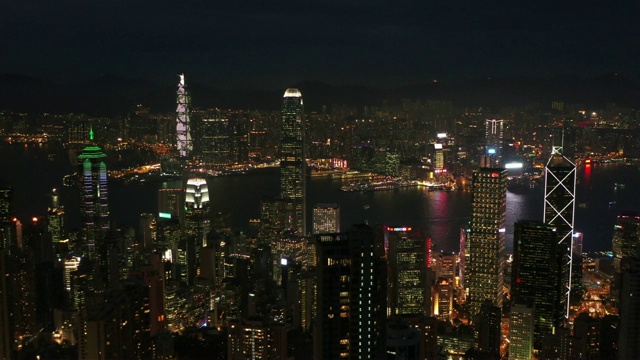 从无人机上看香港。城市夜景鸟瞰图视频素材