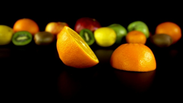 橘子在水果的映衬下落下。缓慢的运动。视频下载
