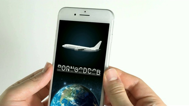 人使用智能手机与旅行应用包括飞机和地球视频下载