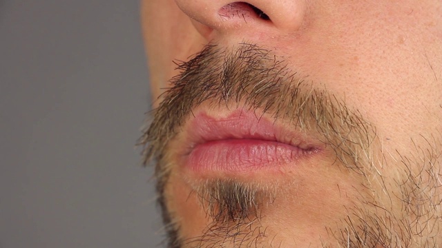 有胡子的人能发出不同的声音，特写视频素材