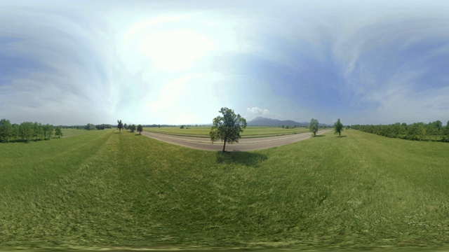 空中VR 360:从阳光的田野上起飞视频下载