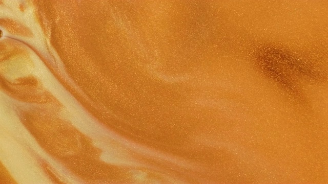 彩色的金色沙子在彩色的液體中有機地移動視頻素材