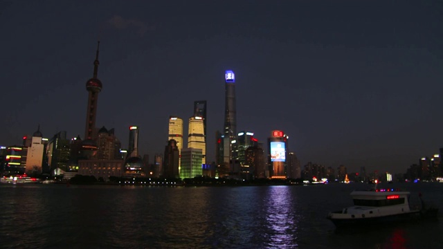晚上从外滩眺望浦东天际线，中国上海视频素材