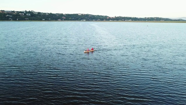 清晨在湖上划桨视频素材
