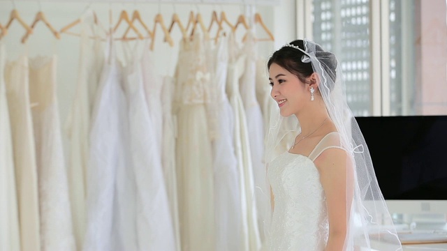 亚洲肖像可爱的女士微笑快乐穿着婚纱视频素材