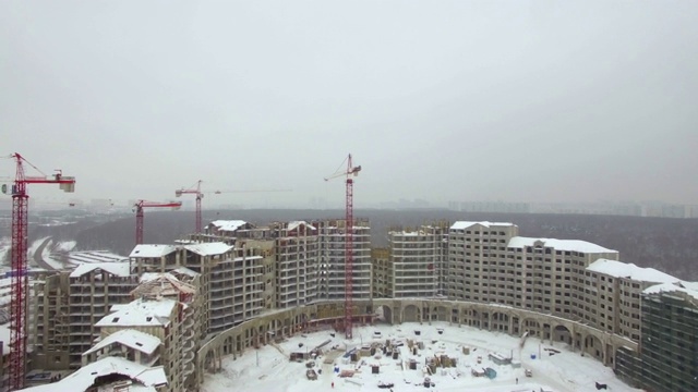 俄罗斯正在建设的公寓大楼的冬季鸟瞰图视频素材