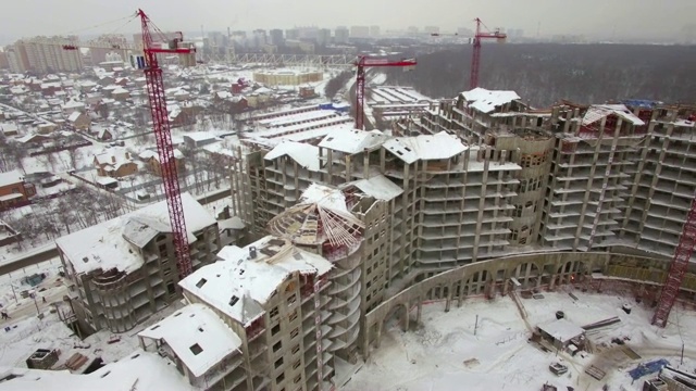 飞越冬城郊区和公寓楼建筑工地视频素材