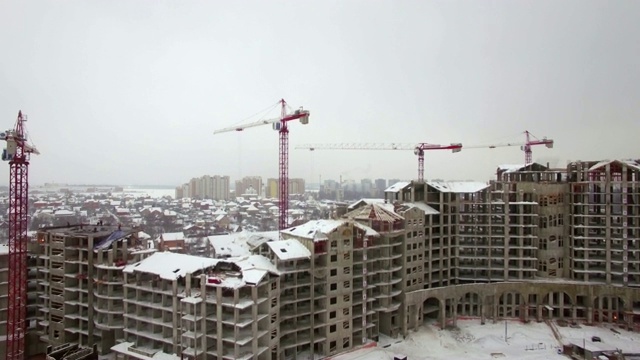飞过俄罗斯冬城住宅区的建筑工地视频素材