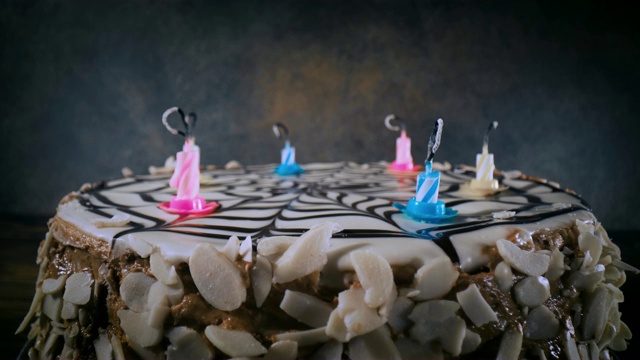 吹灭生日蛋糕上的蜡烛视频下载