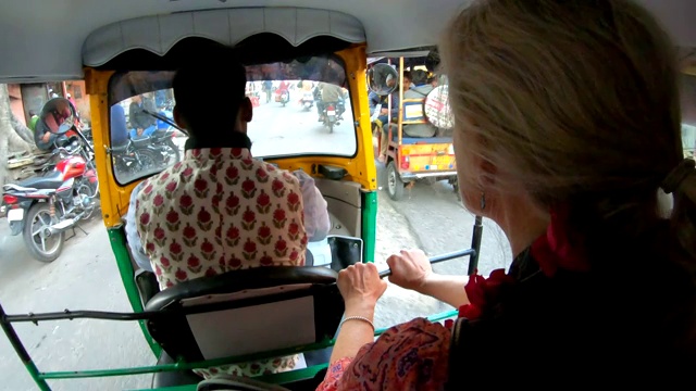 女人和司机一起坐三轮车视频下载