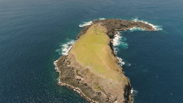 海洋中的岩石岛视频素材