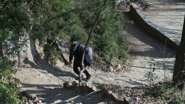 背着背包的人爬上了巴塞罗那森林里陡峭的楼梯视频下载