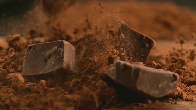大塊的巧克力變成了巧克力粉視頻素材