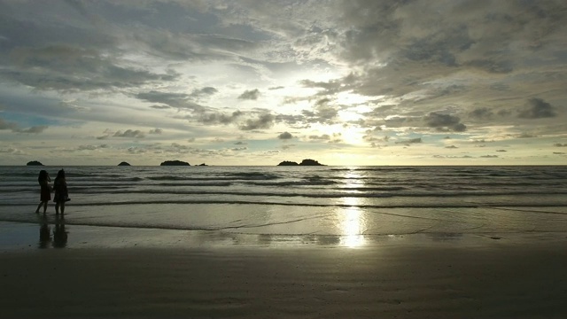 鸟瞰图的一个平静的热带海滩在日落，Ko Chang，泰国。视频下载
