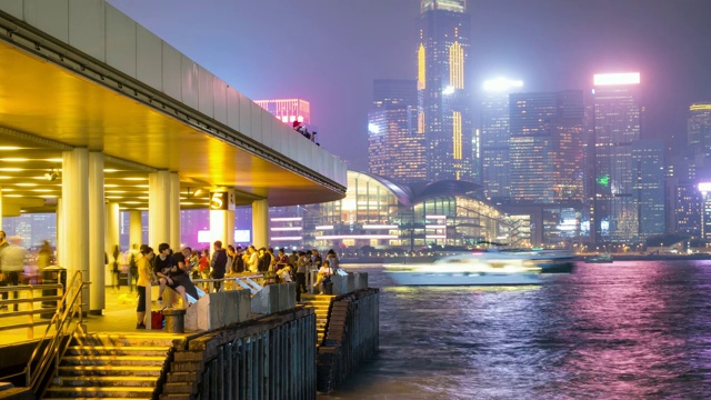 4K TL:香港城市的人与摩天大楼。视频素材