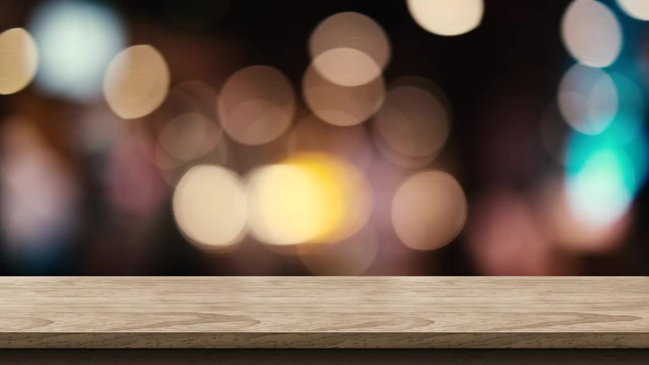 空的棕色木材桌面模糊夜总会酒吧散景灯光背景，背景模板展示产品或设计，食品站模拟视频下载