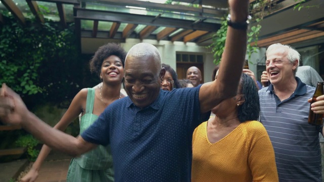 爷爷在烧烤聚会上和朋友/家人跳舞视频下载