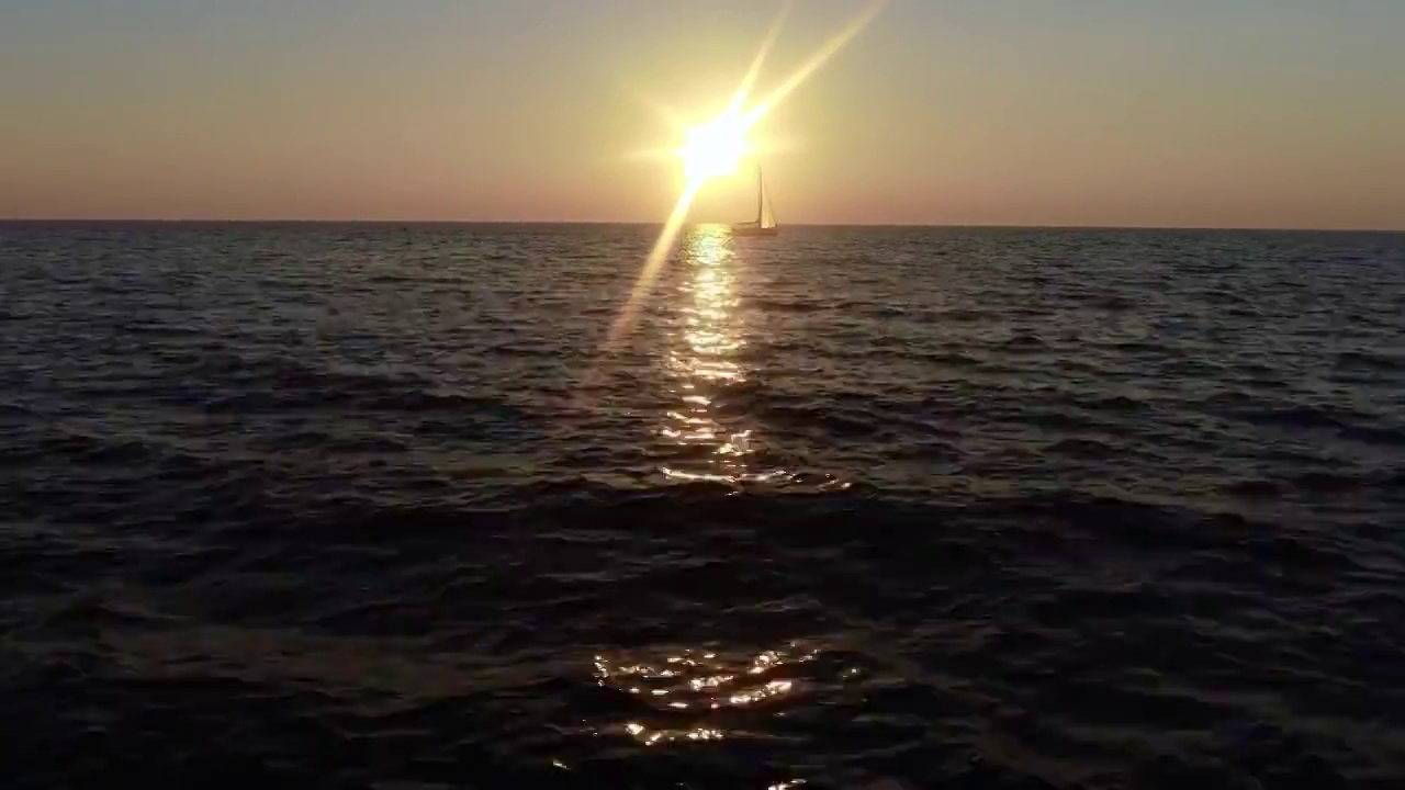 地平线上的日落帆船视频素材