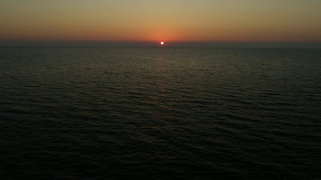 日落时在海面上飞行视频素材