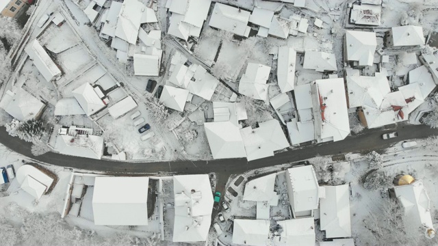 鸟瞰图上的冬季城市覆盖的雪卡罗在街道上视频下载