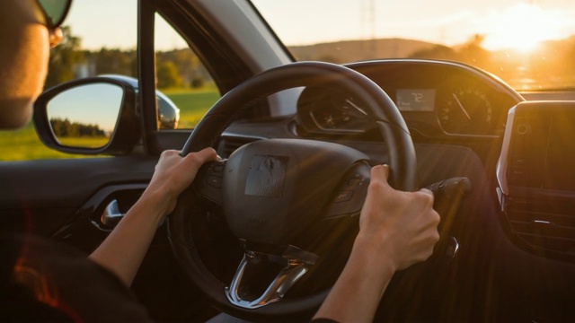 开车时手握方向盘的视图视频素材