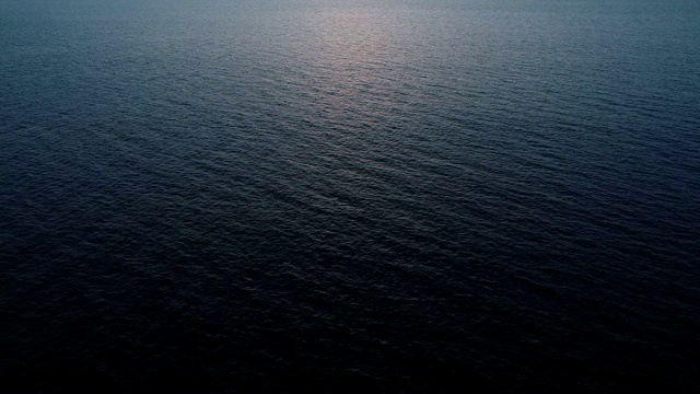 美丽的日落或日出的光在海洋自然视图无人机飞过清晰的地平线和曼曼海海洋的镜头为旅游和度假网站的自然视频背景4K鸟瞰无人机拍摄视频下载