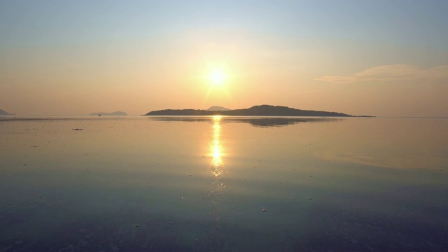 美丽的日落或日出的光在海洋自然视图和清晰的地平线安达曼海海洋的镜头为旅游和度假网站的自然视频背景4K鸟瞰无人机拍摄视频下载
