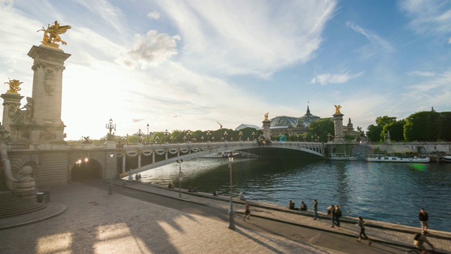 在塞纳河上的亚历山大三世桥旁享受阳光明媚的一天，背景是大皇宫视频素材