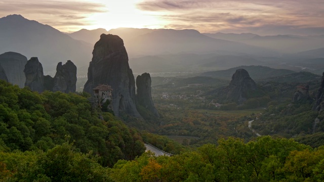 风景秀丽的日落在山和山谷在迈特拉，希腊。全景镜头,UHD视频素材