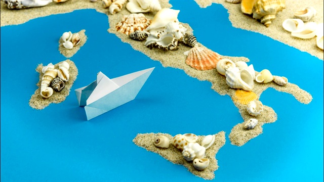 意大利海岸的纸船。视频下载