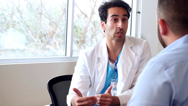 严肃的中年男性医生与男性患者讨论诊断视频下载