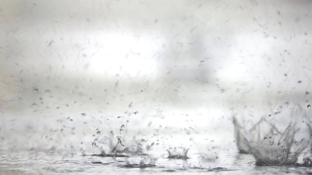 超级慢镜头:雨滴落在地板上。视频素材